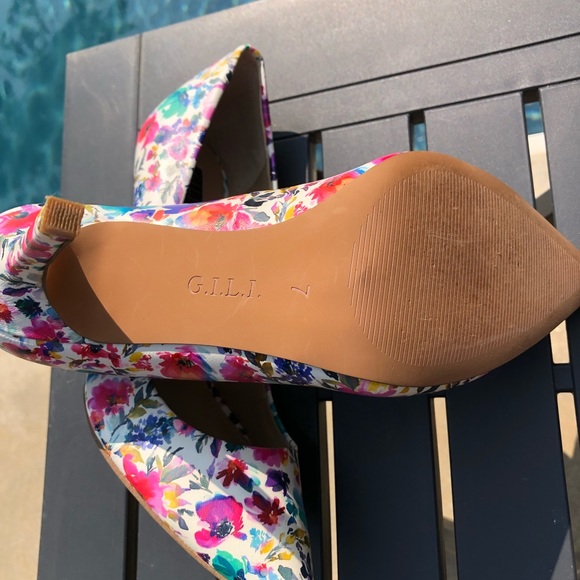 Beautiful G.I.L.I heels! 💐🌼🌺🌹 - Picture 5 of 6